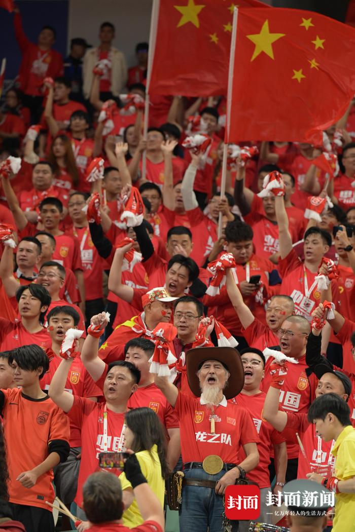 比赛现场气氛热烈，球迷助威声震天响的简单介绍